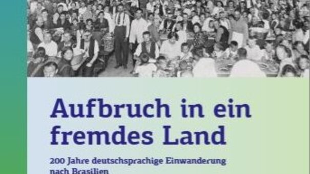 Cover des Ausstellungsbandes mit Foto von Immigrant*innen in Aufnahmehalle