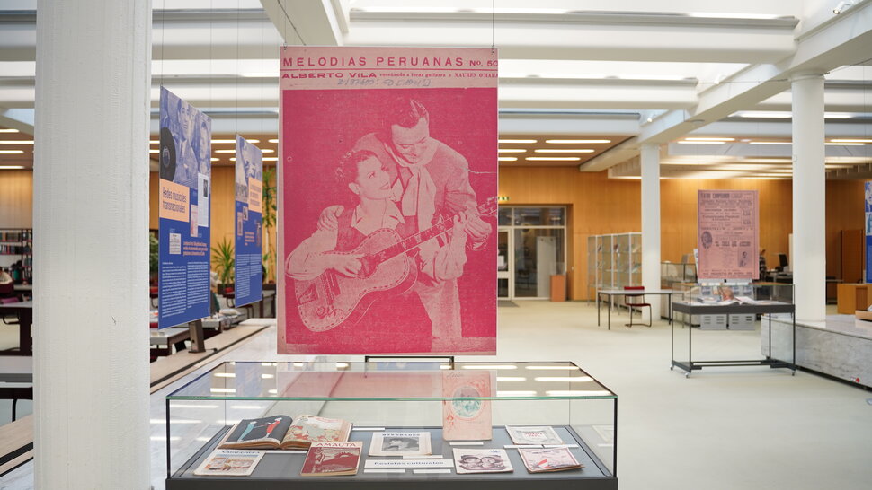 Eine Ausstellungstafel mit zwei musizierenden Personen (öffnet Vergrößerung des Bildes)
