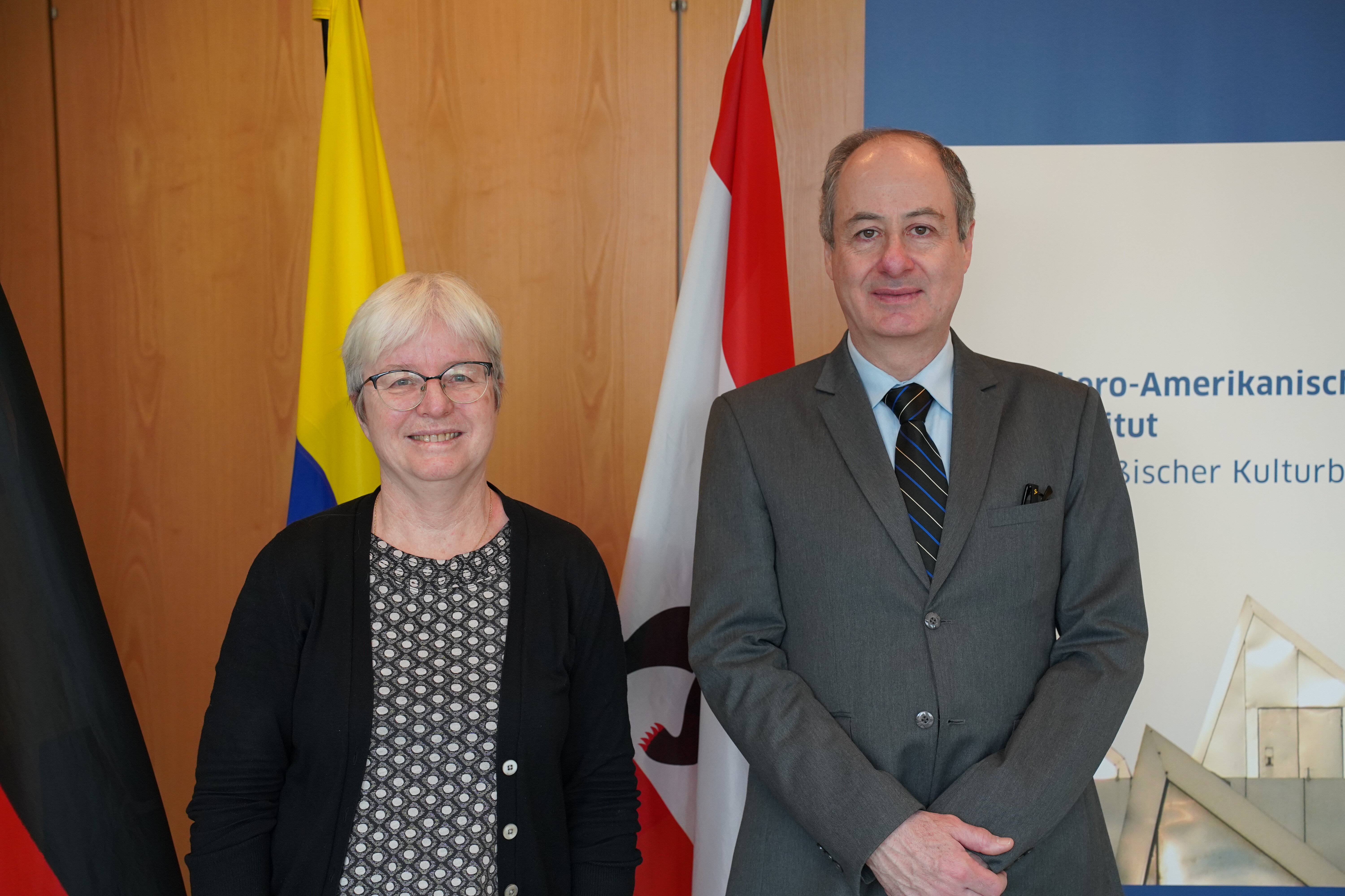 Barbara Göbel, Direktorin des IAI und Vicente Albornoz, Botschafter von Ecuador vor Landesflaggen