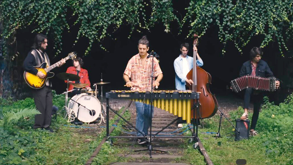 Ensemble beim Musizieren in der Natur (öffnet Vergrößerung des Bildes)
