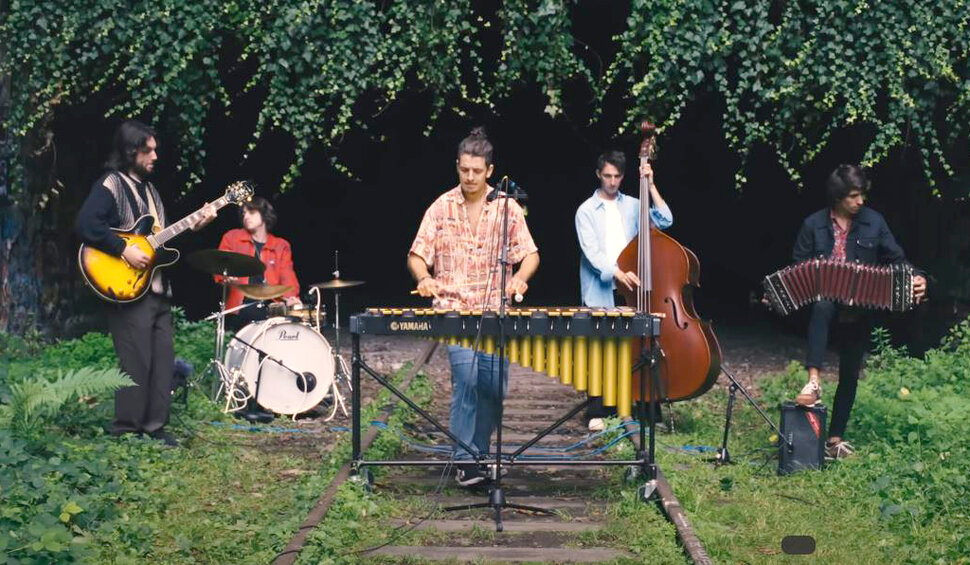 Ensemble beim Musizieren in der Natur (öffnet Vergrößerung des Bildes)