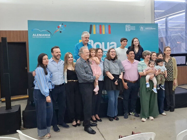 Gruppenfoto mit Personen mehrerer Generationen (öffnet Vergrößerung des Bildes)