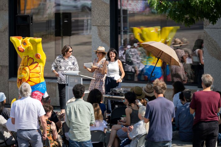 Vortragende am Stehpult mit Schallplattenspieler bei einer Open Air Veranstaltung vor dem IAI (öffnet Vergrößerung des Bildes)