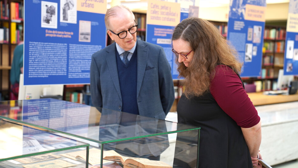 Zwei Personen betrachten den Inhalt eines Ausstellungsvitrine (öffnet Vergrößerung des Bildes)