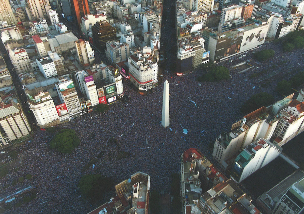 Menschenmenge um den Obelisken in Buenos Aires