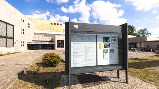 Schaukasten vor dem Eingangsbereich des IAI