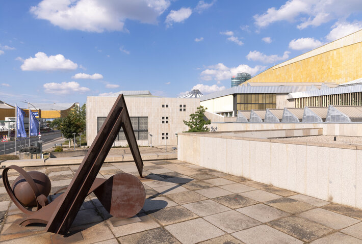 Aussenansicht auf IAI Gebäude, im Vordergrund eine Skulptur (abre una ampliación de la imagen)