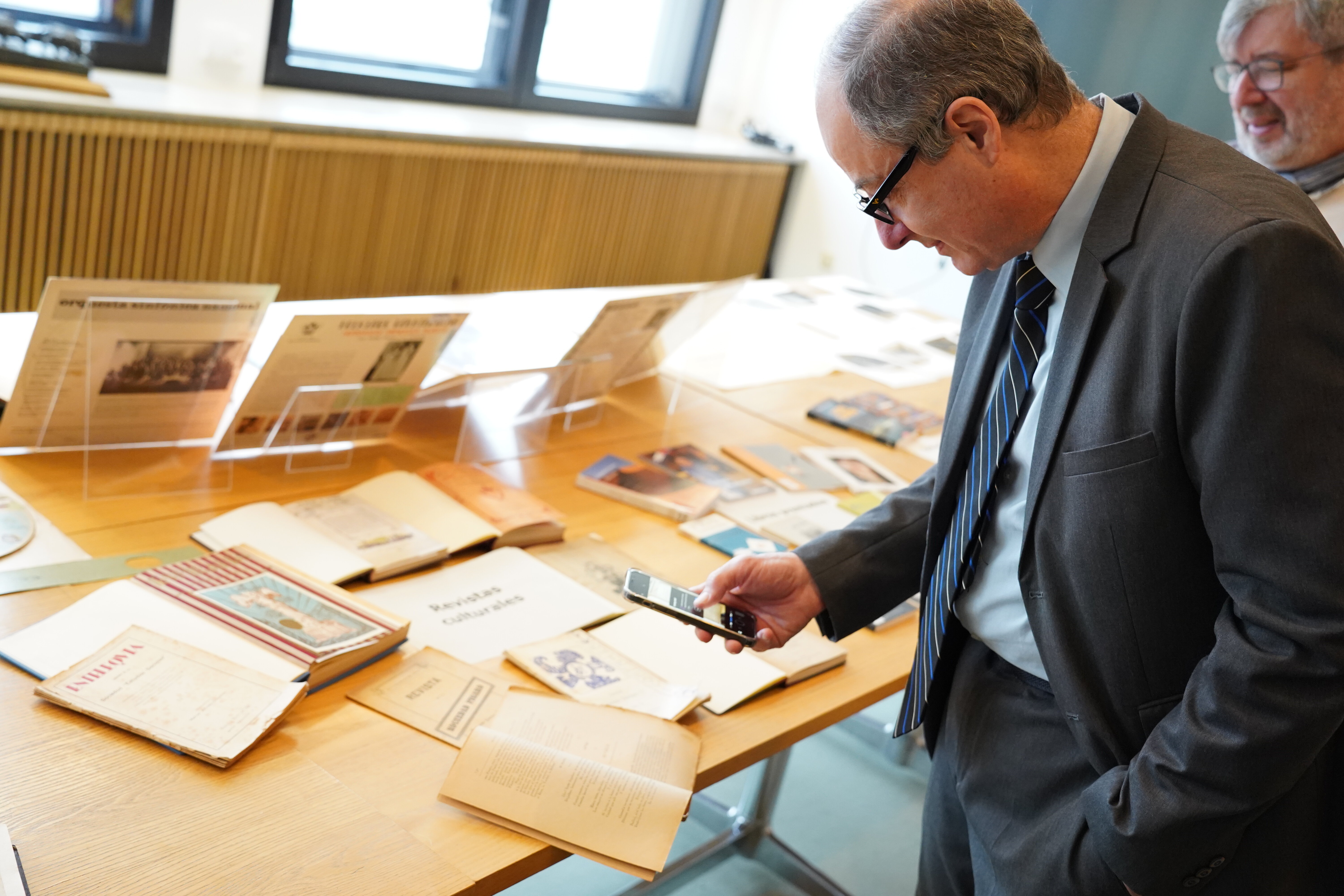 Botschafter Vicente Albornoz fotografiert eine historische Zeitschrift ab