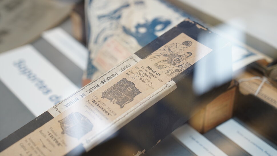 Eine Pianolarolle aus der Ausstellung (öffnet Vergrößerung des Bildes)
