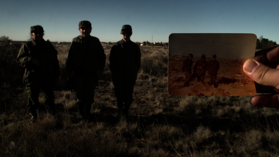 Três mulheres-soldado, ao lado delas há uma foto antiga delas