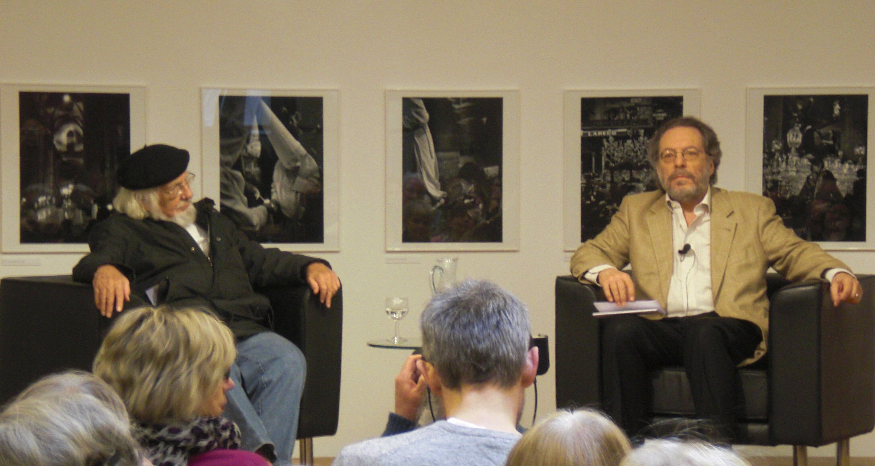 Zwei Männer sitzen auf einer Bühne vor Publikum (öffnet Vergrößerung des Bildes)