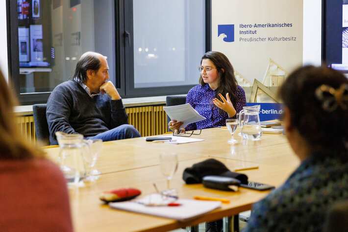 Personen diskutieren bei einer wissenschaftlichen Veranstaltung (öffnet Vergrößerung des Bildes)