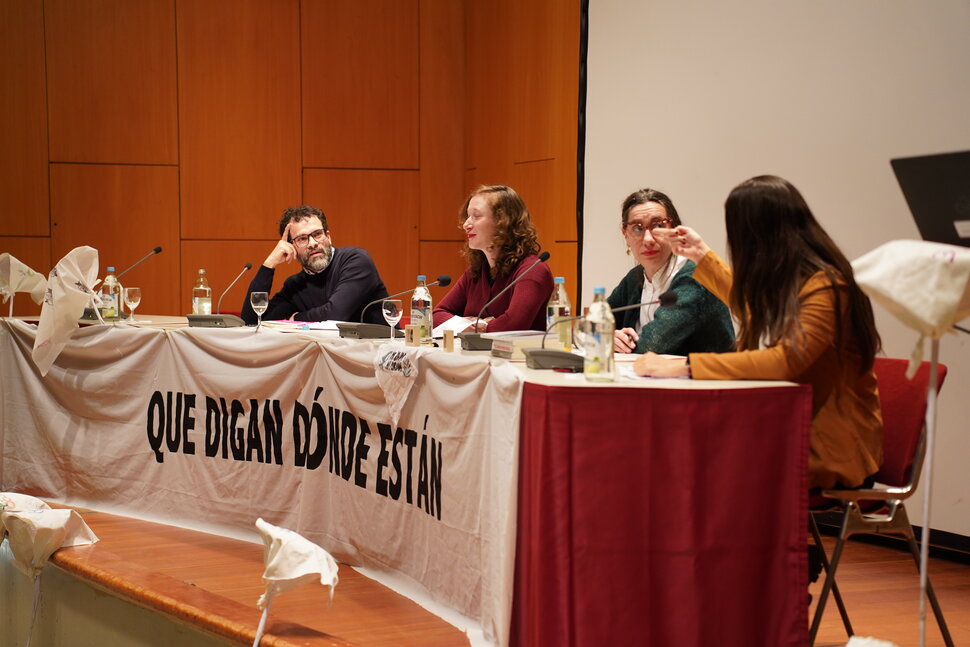 4 Personen im Gespräch auf einer Bühne