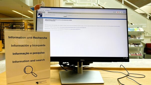 Una pantalla de ordenador muestra la interfaz de usuario del catálogo online.