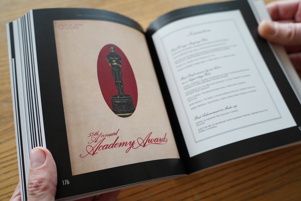 Aufgeschlagenes Booklet mit Oskar-Plakat