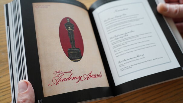 Aufgeschlagenes Booklet mit Oskar-Plakat