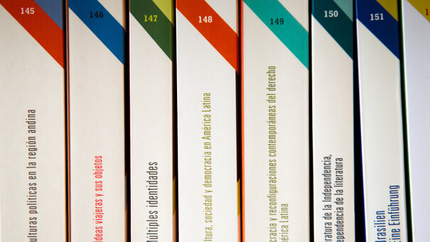 Vários volumes da série Biblioteca Ibero-Americana