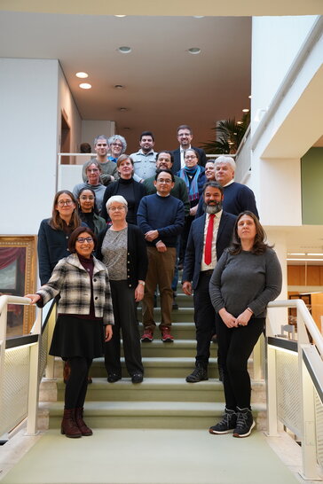Gruppenfoto mit den Workshop-Teilnehmenden auf einer Treppe (öffnet Vergrößerung des Bildes)