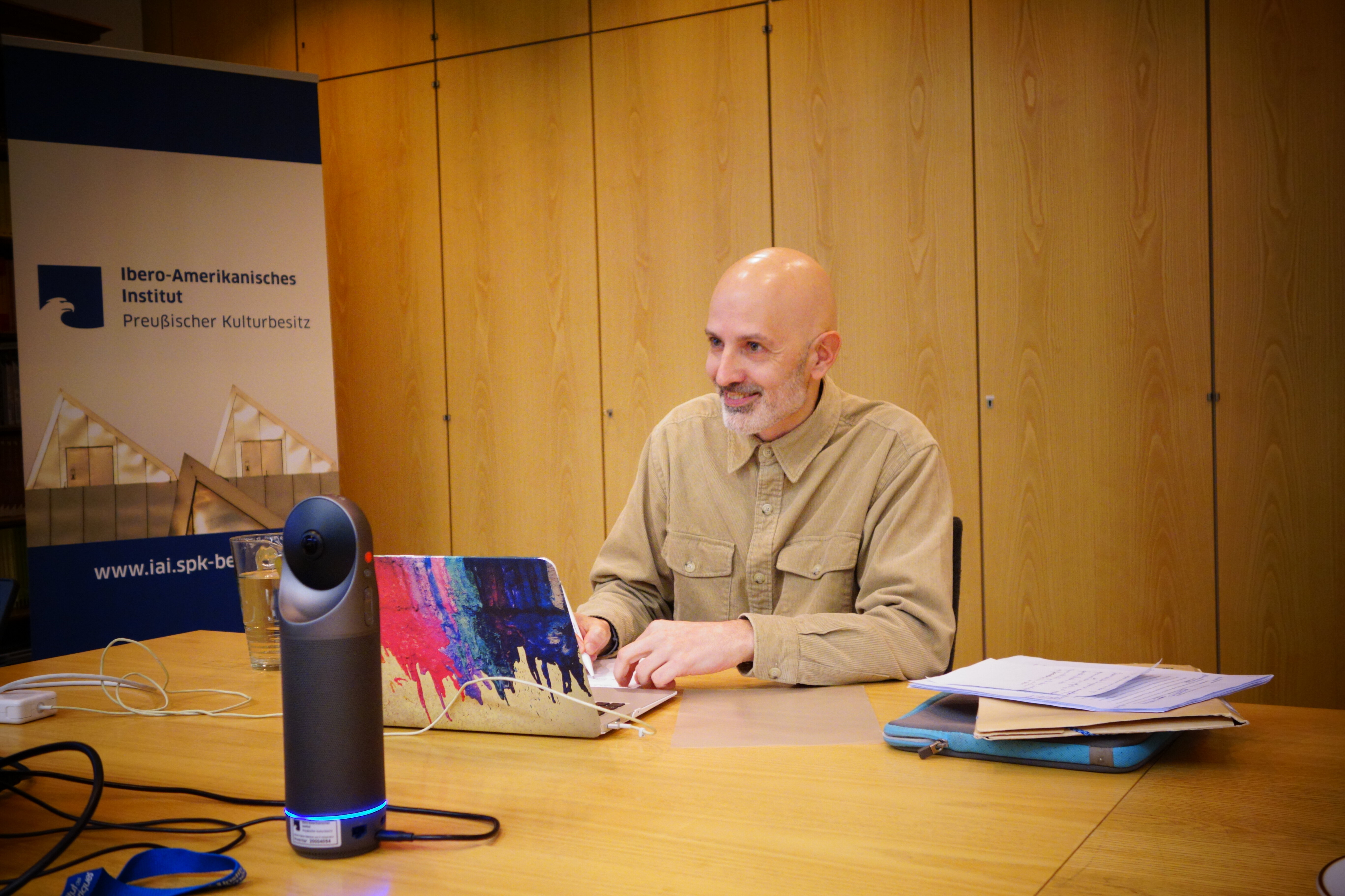 O cientista visitante Nicolas Balutet à mesa com laptop e anotações