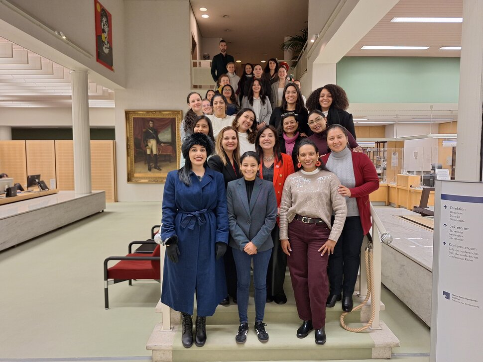 Eine Gruppe Menschen auf einer Treppe im Lesesaal des IAI