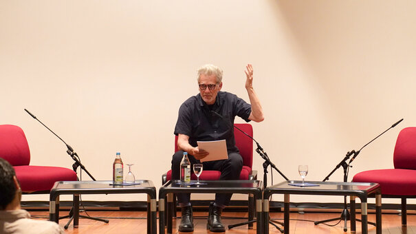 El autor Alan Pauls recita su texto en el escenario
