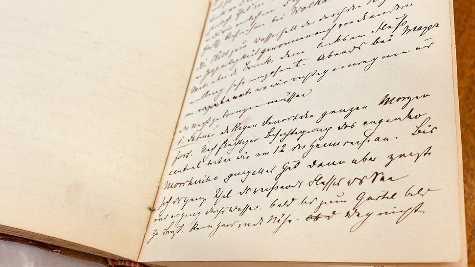 Cuaderno manuscrito abierto