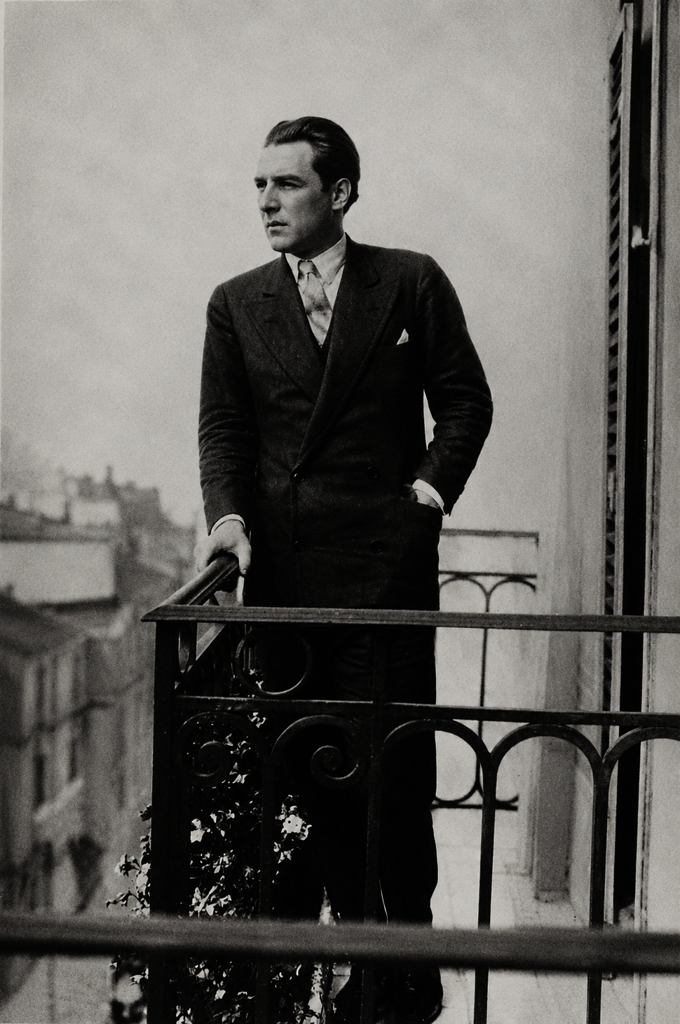 Black-and-white photograph of Roberto Arlt in a suit on a balcony (opens enlarged image)