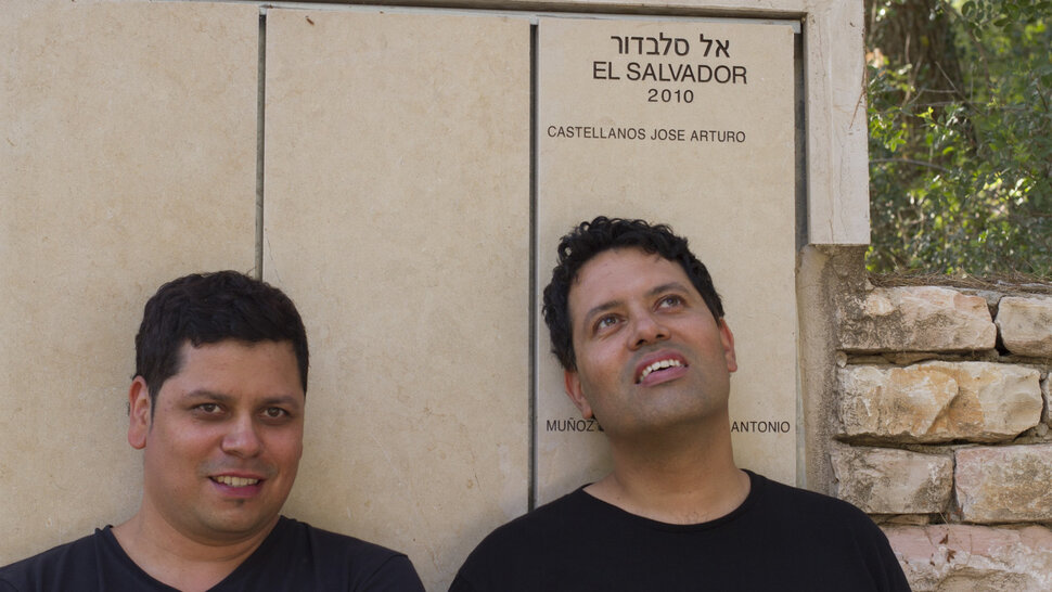 Boris y Álvaro Castellanos ante la placa conmemorativa de Arturo Castellanos en Yad Vashem (abre una ampliación de la imagen)