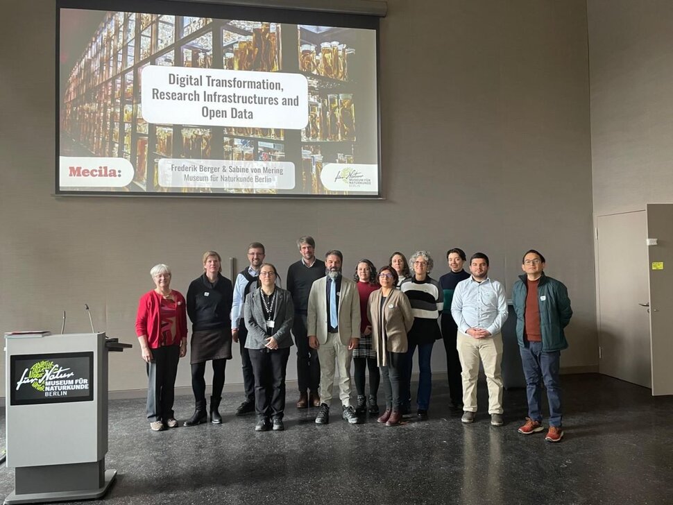 13 Personen schauen in die Kamera