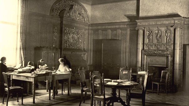 Fotografía histórica de lectores en las mesas de la sala de lectura