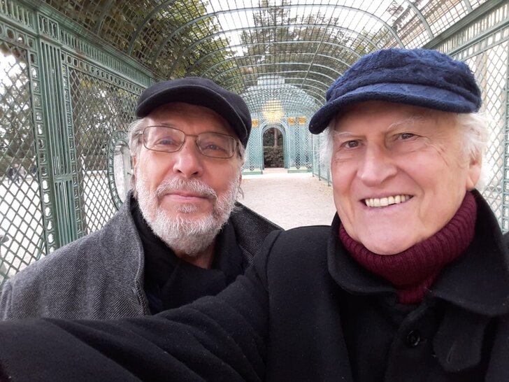 Zwei Männer mit Baskenmützen lächeln in die Kamera (öffnet Vergrößerung des Bildes)