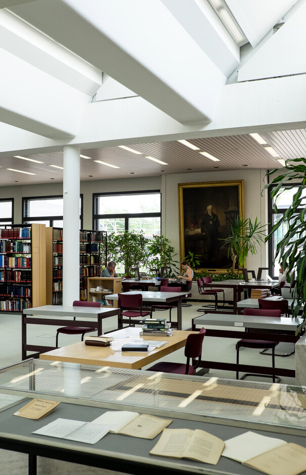 Lesesaal mit Büchern, die in Vitrinen ausgestellt sind