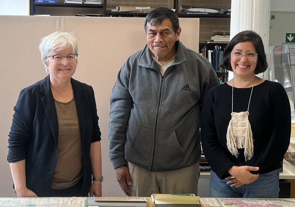 Drei Personen blicken in die Kamera