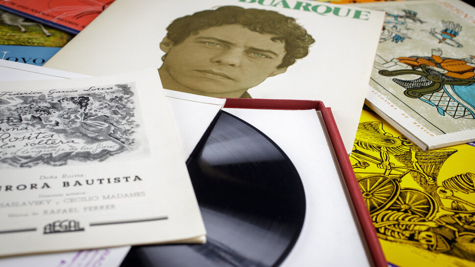 Varias portadas de discos dispuestas sobre una mesa.
