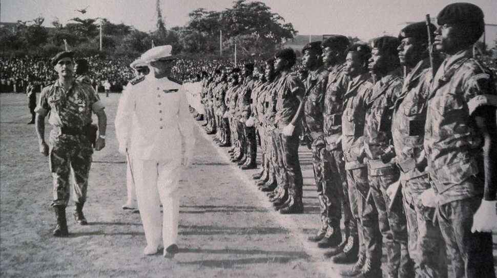 Historisches Foto: afrikanische Soldaten stehen für den portugiesischen Befehlshaber Spalier