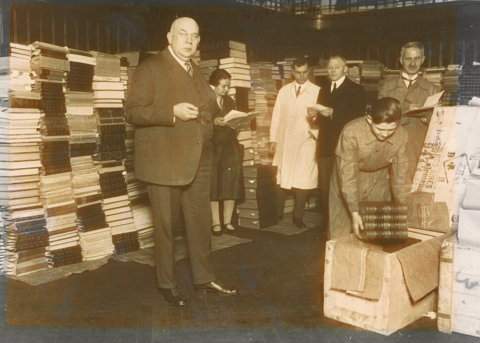 Historisches Foto von Mitarbeitenden des IAI mit Buchbeständen