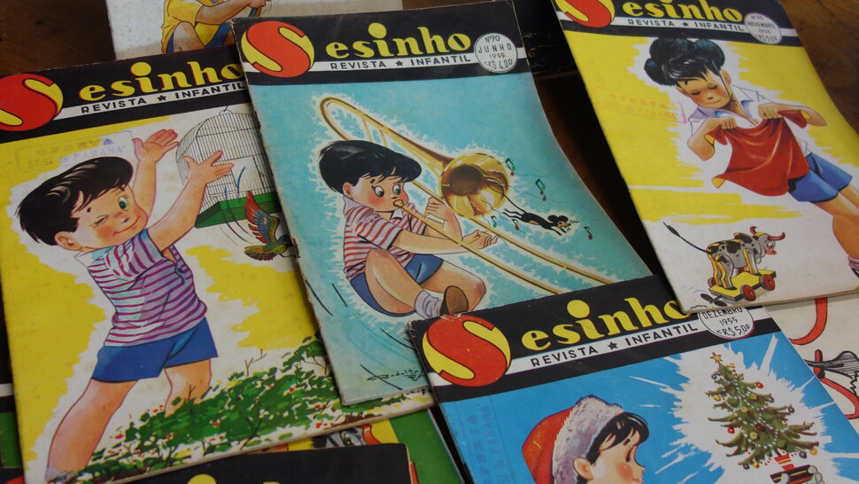 Verschiedene Zeitschriftencover mit einem spielenden Kind (öffnet Vergrößerung des Bildes)