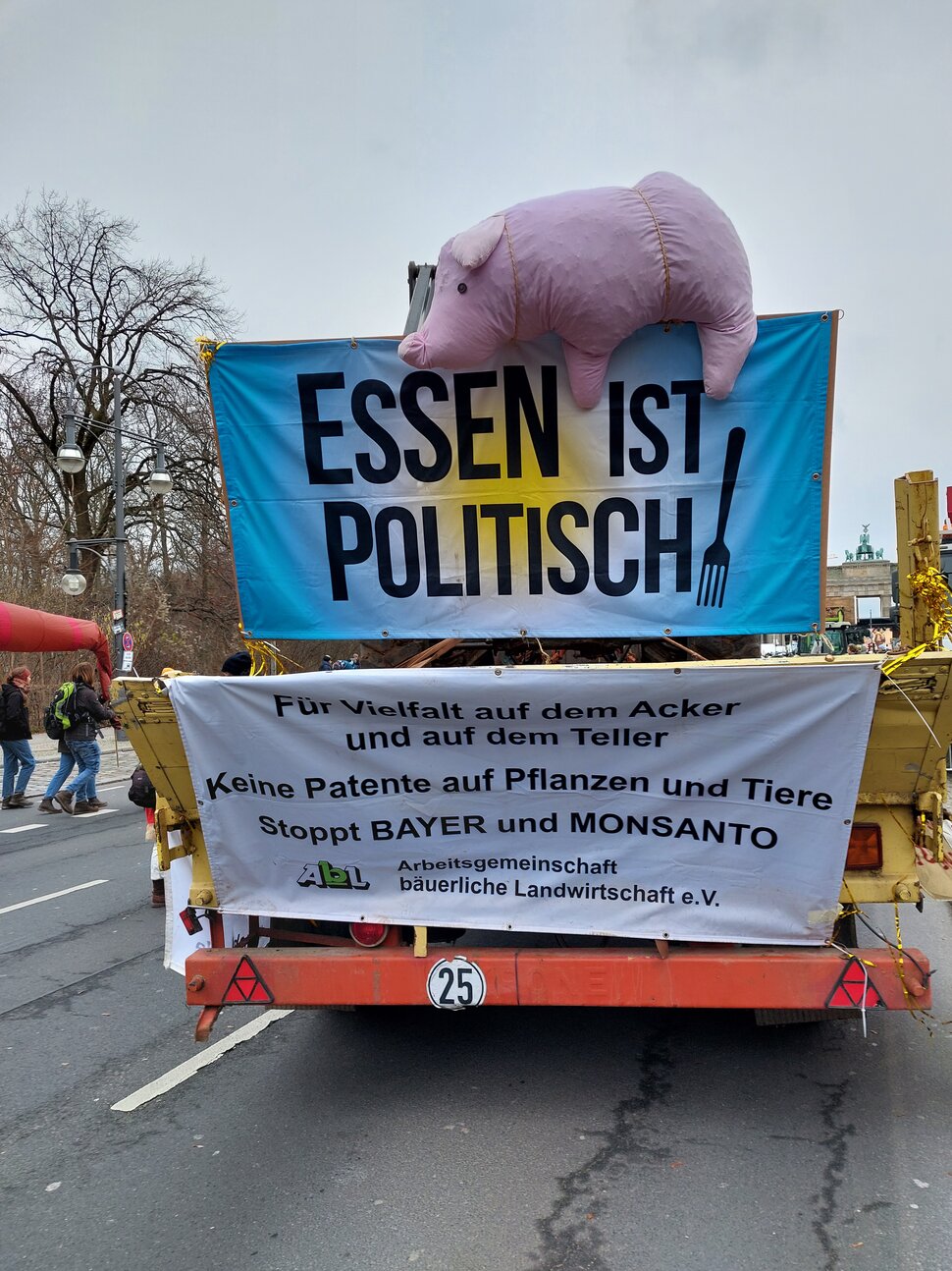 Plakat mit Text "Essen ist politisch" und einem Schwein aus Stoff