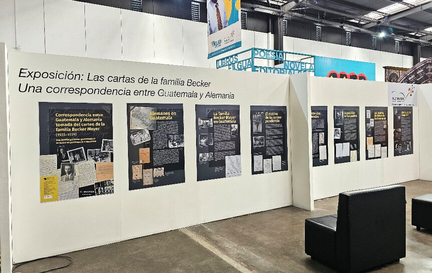 Ausstellungstafeln an einer großen Stellwand in einer Messehalle (öffnet Vergrößerung des Bildes)