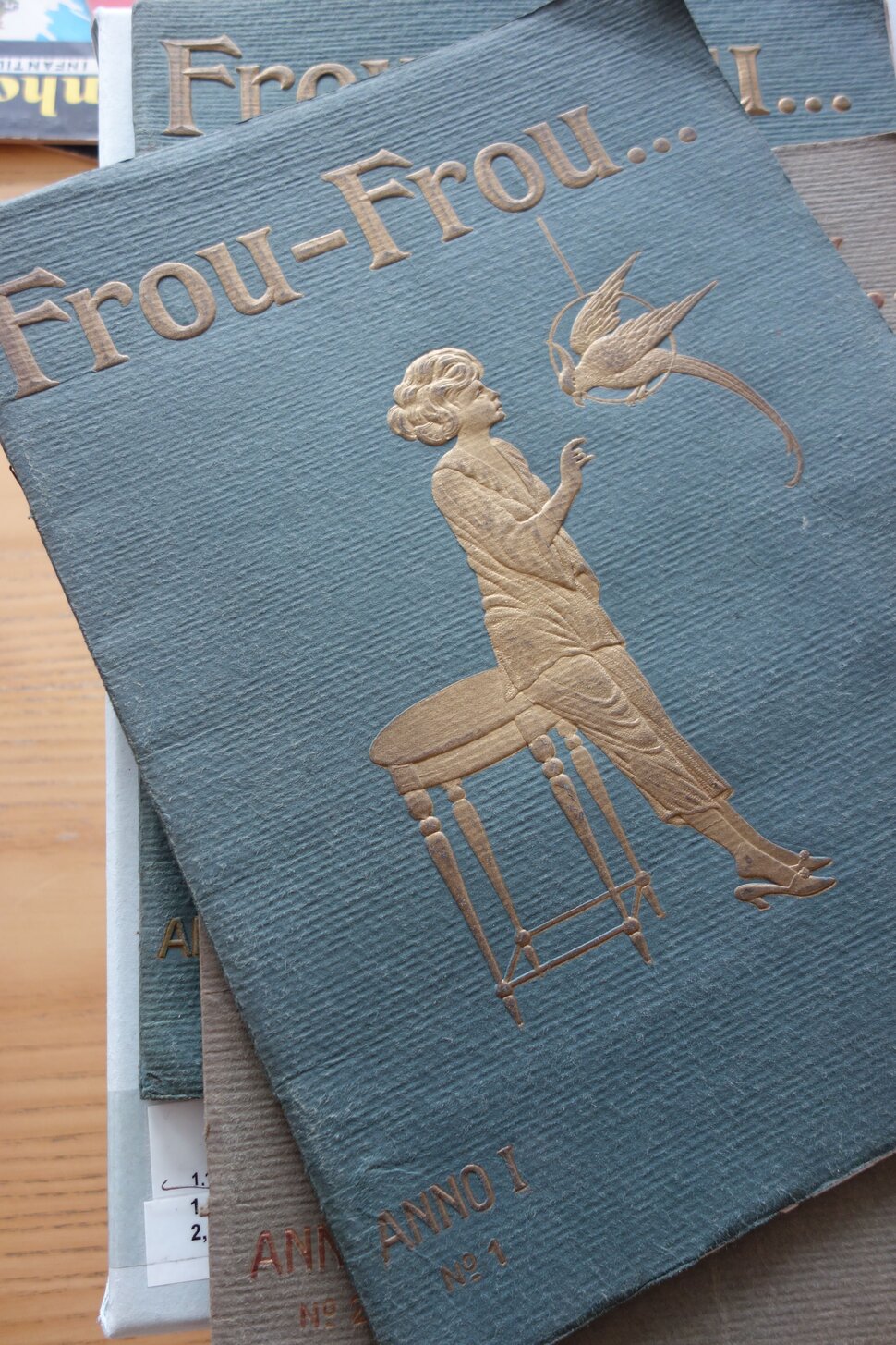 Hochwertiges Zeitschriftencover mit goldfarbenem Druck auf zartblauem Hintergrund