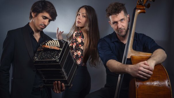 Drei Musiker*innen mit Bandoneon und Kontrabass