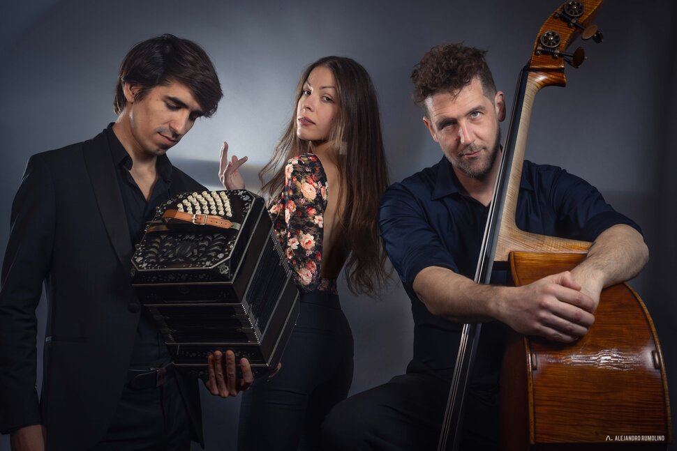 Drei Musiker*innen mit Bandoneon und Kontrabass