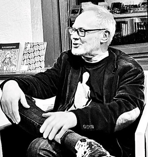 Pizzi auf Stuhl sitzend