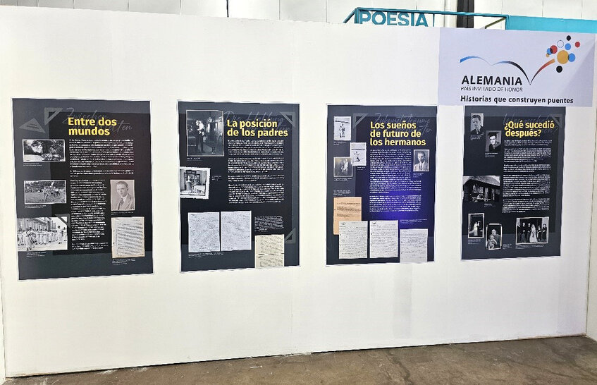 Ausstellungstafeln an einer großen Stellwand in einer Messehalle (öffnet Vergrößerung des Bildes)
