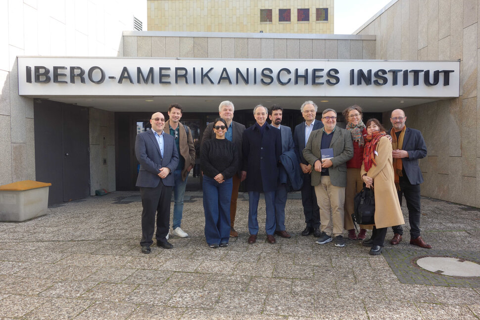 Un grupo de personas frente a la entrada del instituto