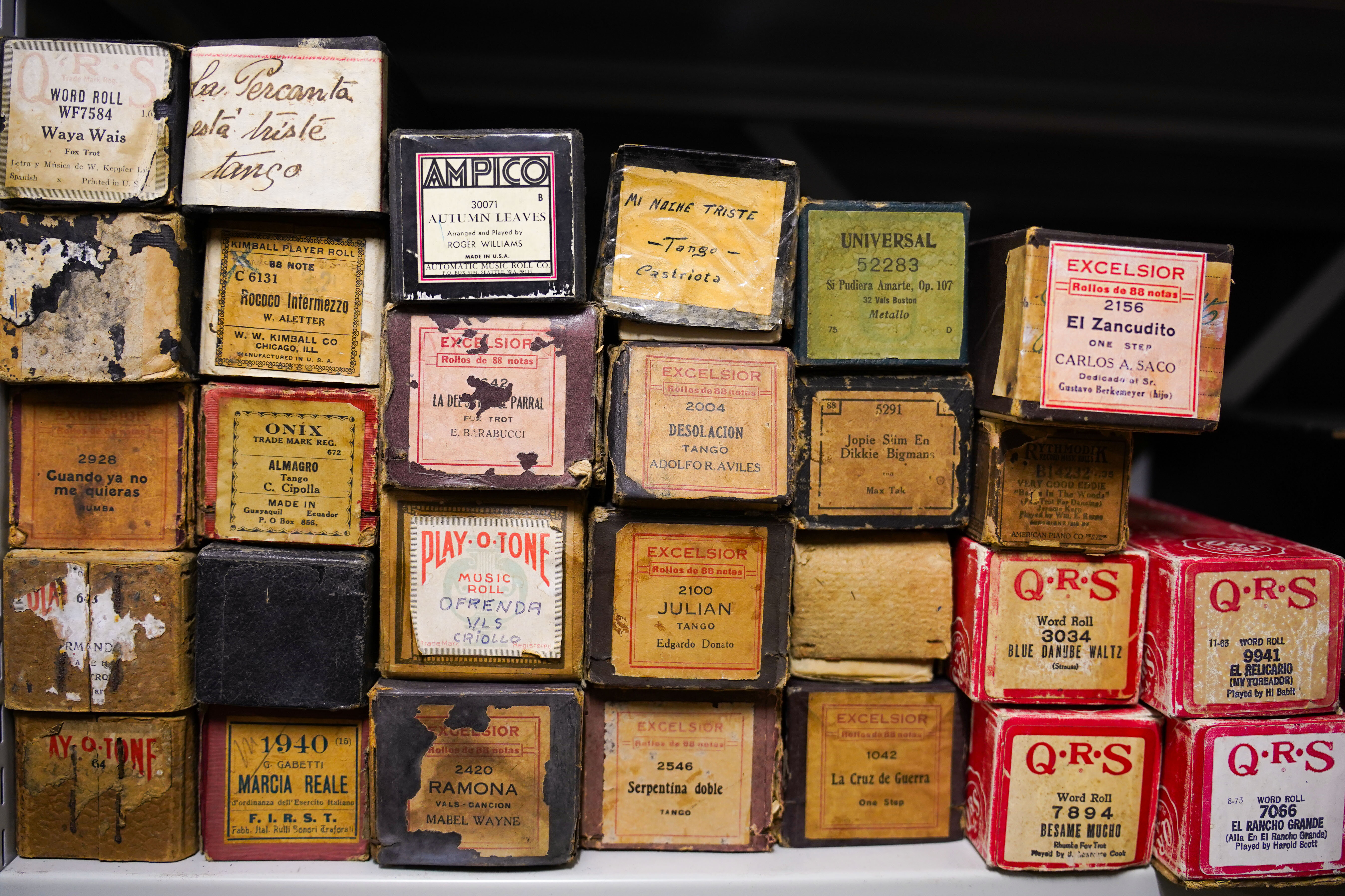 Rollos de pianola apilados