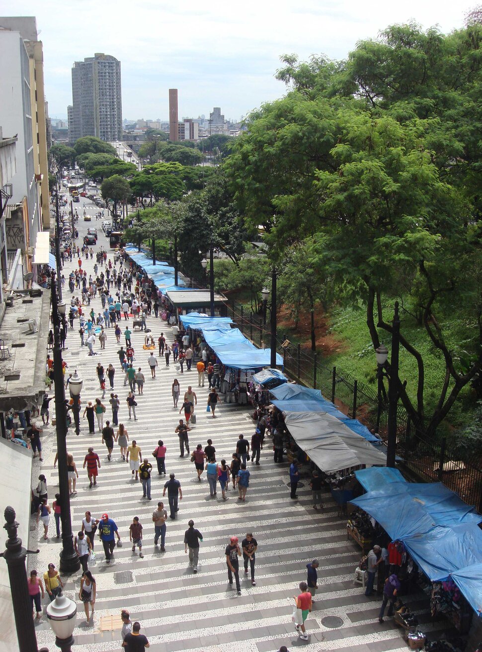 Viele Menschen in einer Fußgängerzone mit Marktständen in Sao Paulo.