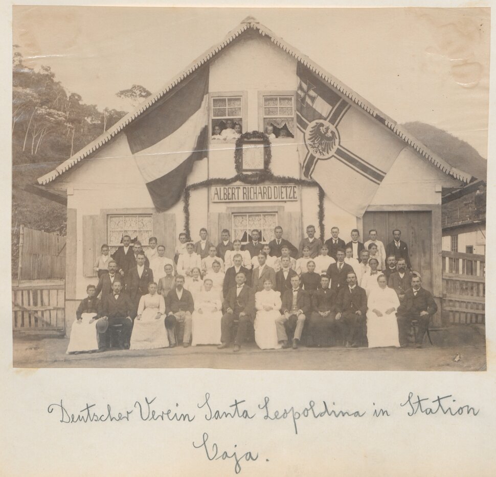 Die Mitglieder der Deutschen Verein Santa Leopoldina stehen vor der Station Caja (Espírito Santo).