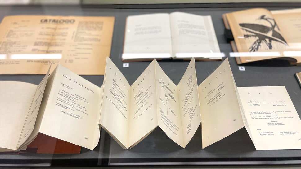 Aufgeklapptes 5-Meter-langes Poesiebuch in Vitrine (abre uma ampliação da imagem)