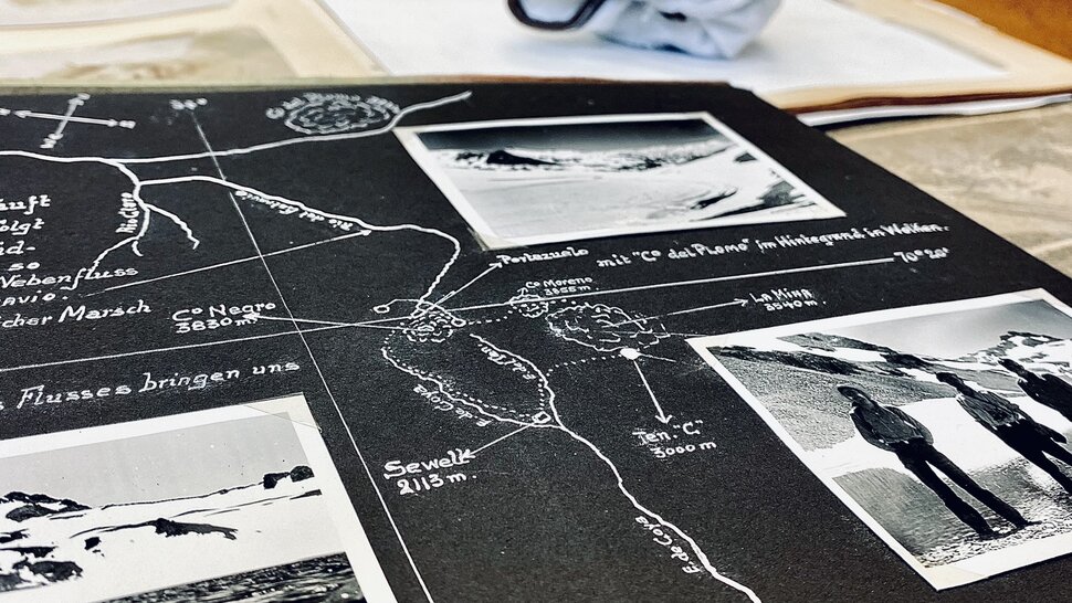 Álbum de fotos históricas com desenhos geográficos